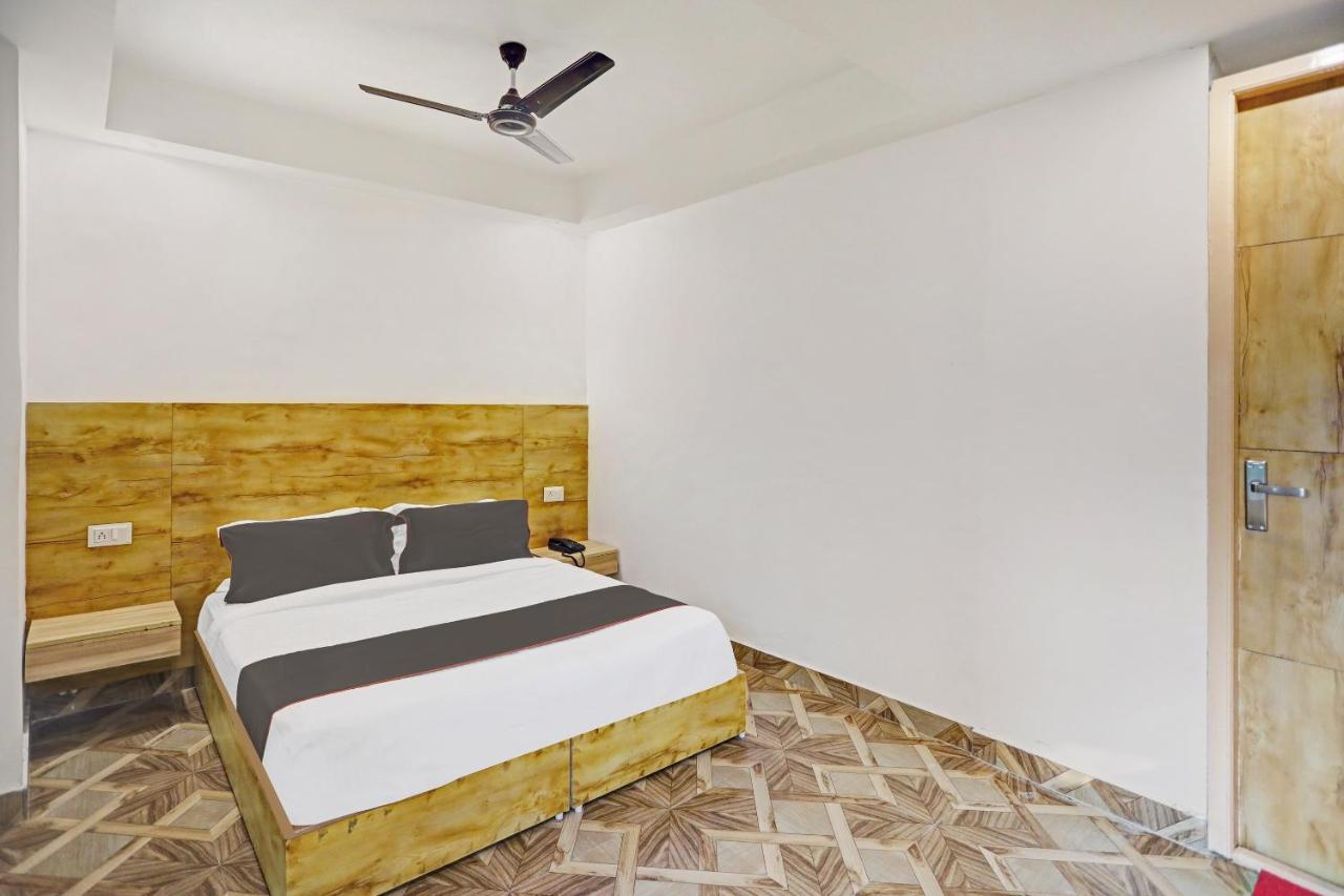 Oyo 81641 Collection O Hotel A1 Residency Нью-Дели Экстерьер фото