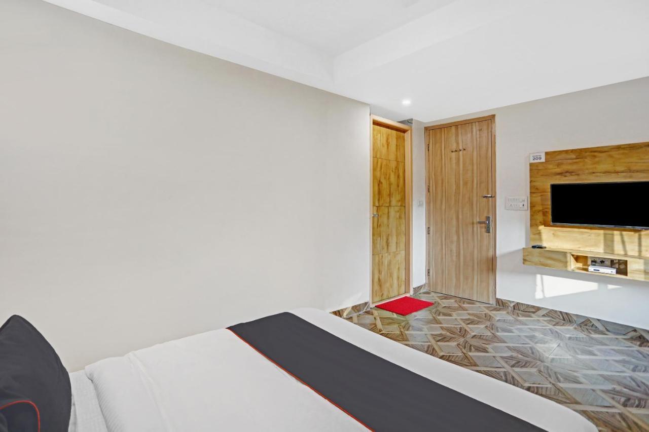 Oyo 81641 Collection O Hotel A1 Residency Нью-Дели Экстерьер фото