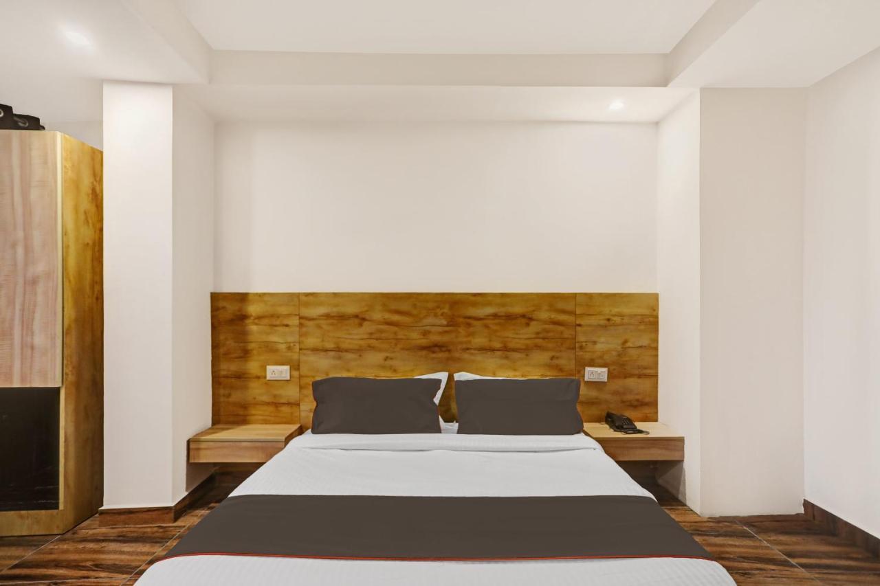 Oyo 81641 Collection O Hotel A1 Residency Нью-Дели Экстерьер фото